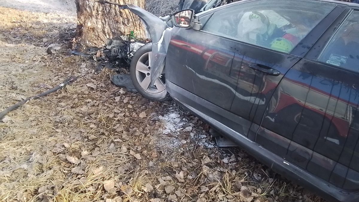Smrtelná nehoda u Olomouce. Řidič s autem narazil čelně do stromu